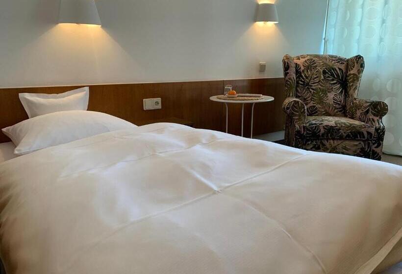 Quarto standart individual, Marchen Garni