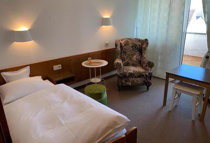 Quarto standart individual, Marchen Garni