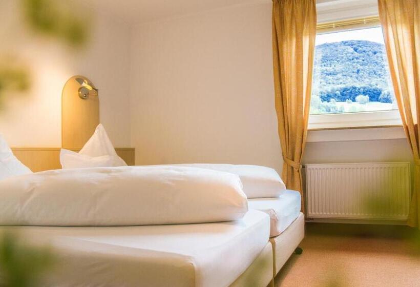 标准三人间, Stausee