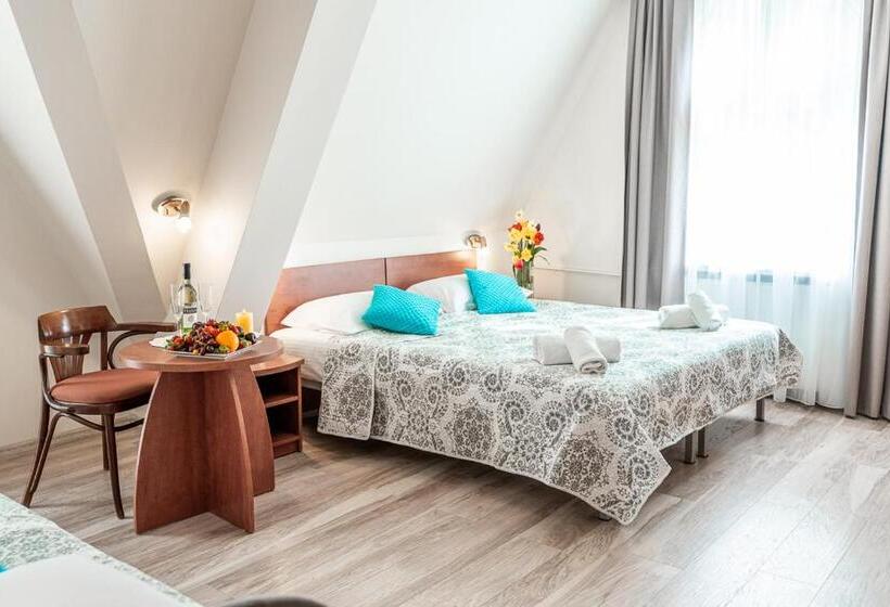 标准三人间, Cis