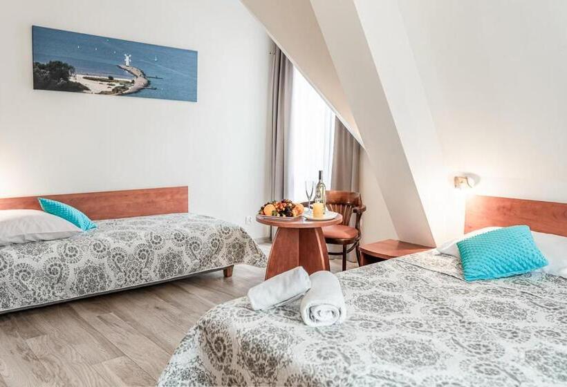 标准三人间, Cis