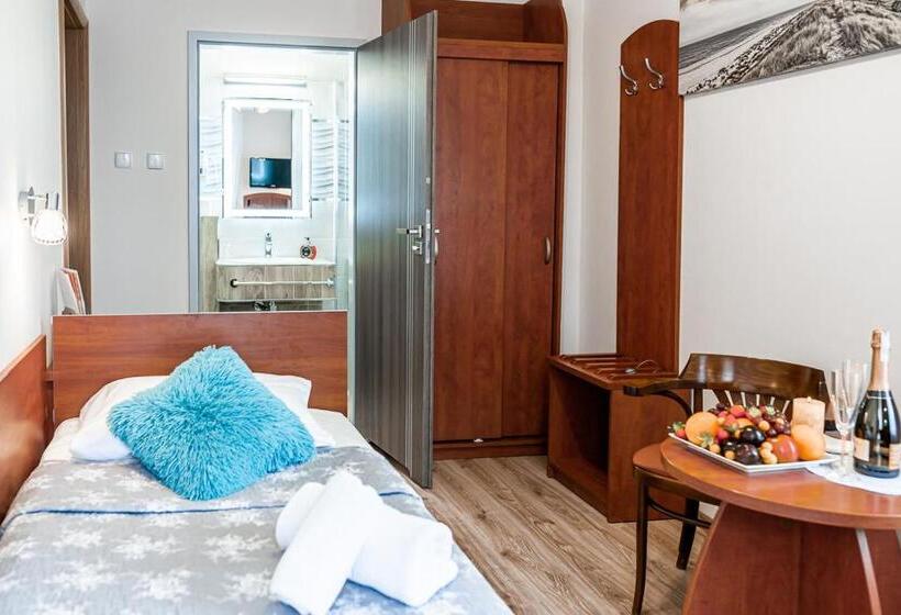 标准单人间, Cis