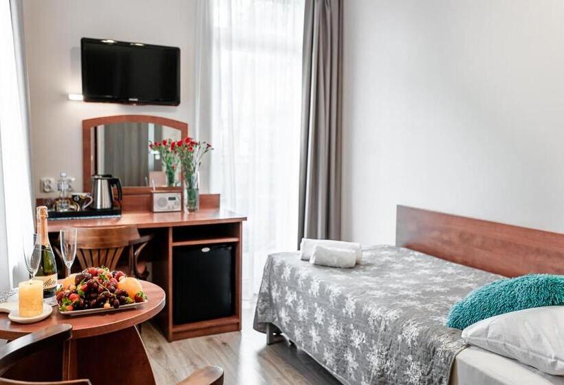 标准单人间, Cis