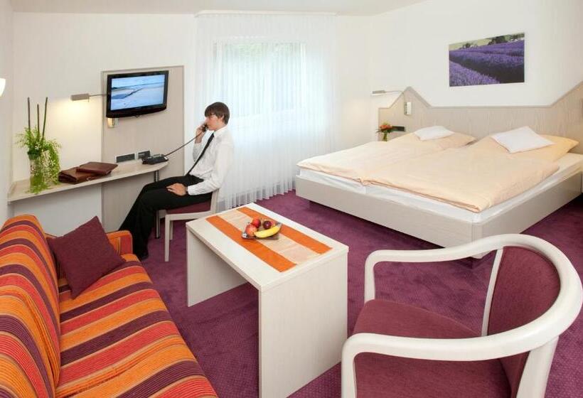 Номер Deluxe, Malchen Garni