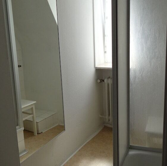 غرفة قياسية فردية حمام مشترك, Meesenburg