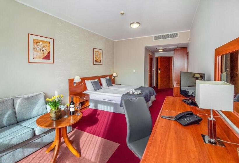 اتاق استاندارد سه نفره, Rigga