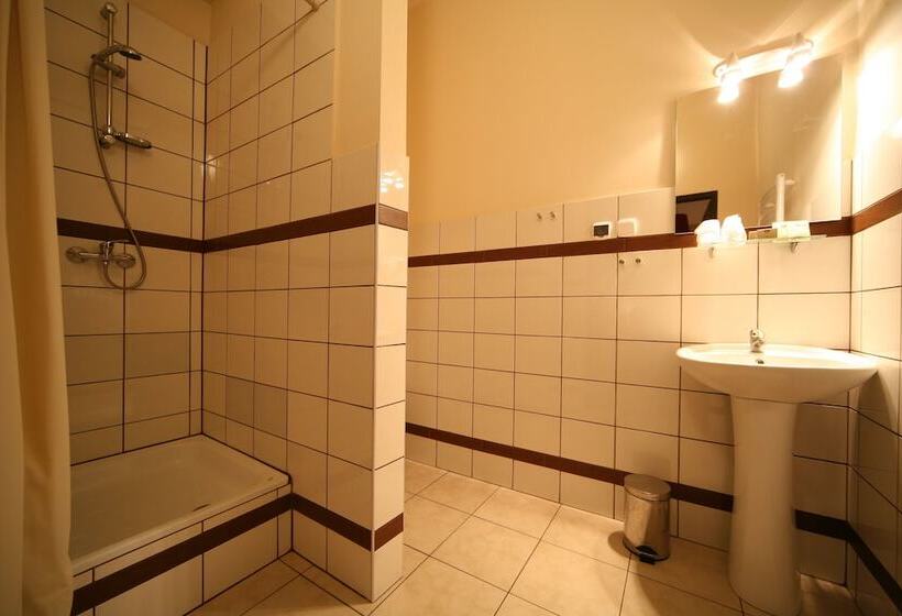 اتاق استاندارد سه نفره, Seven 7