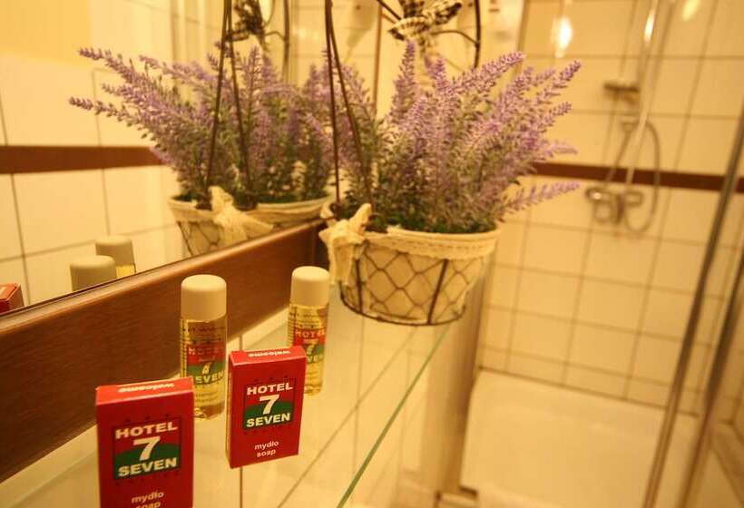 اتاق استاندارد سه نفره, Seven 7