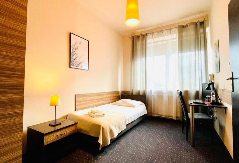 اتاق استاندارد یک نفره, Seven 7