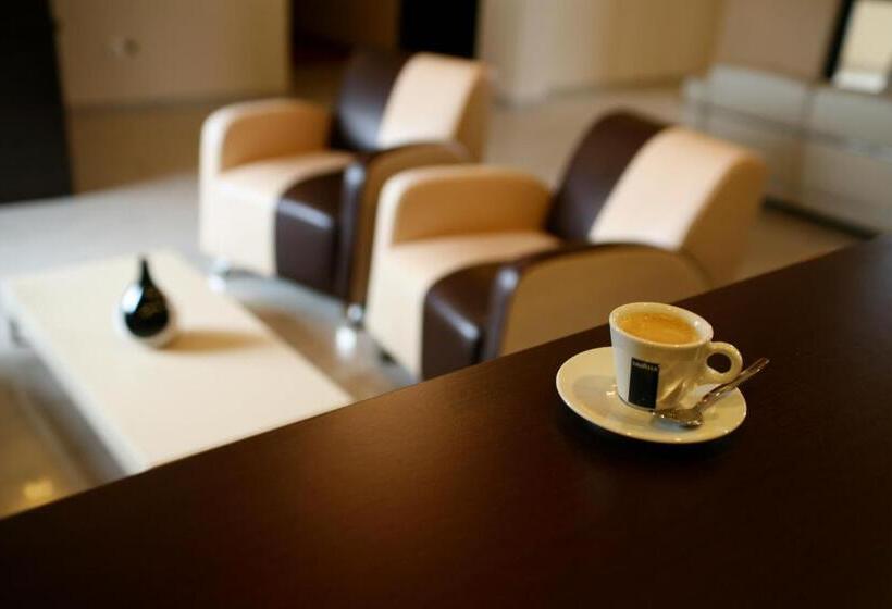 اتاق استاندارد سه نفره, Seven 7