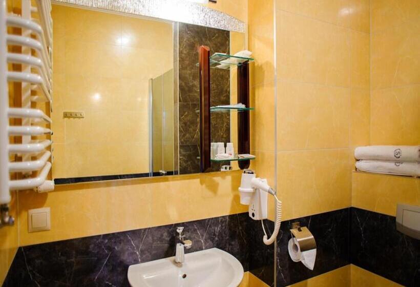 חדר סטנדרט לשלושה, Sevilla