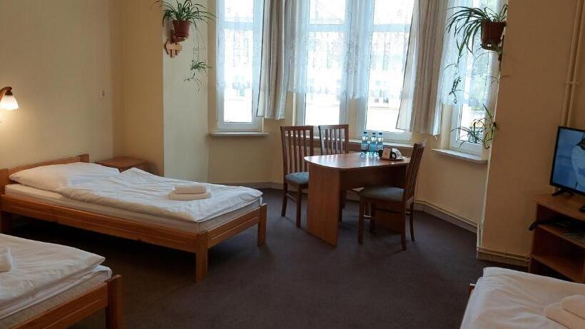 חדר סטנדרט לשלושה, Wanda