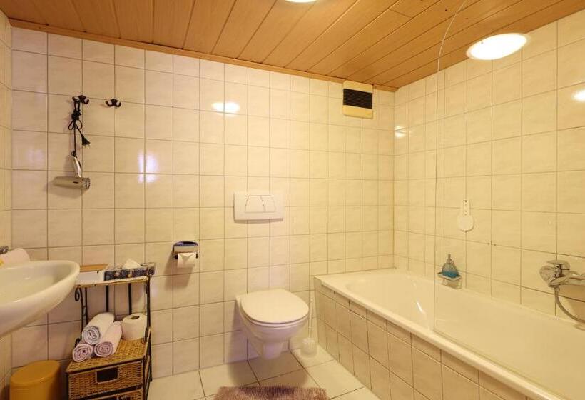 标准三人间, Gasthof Schiff