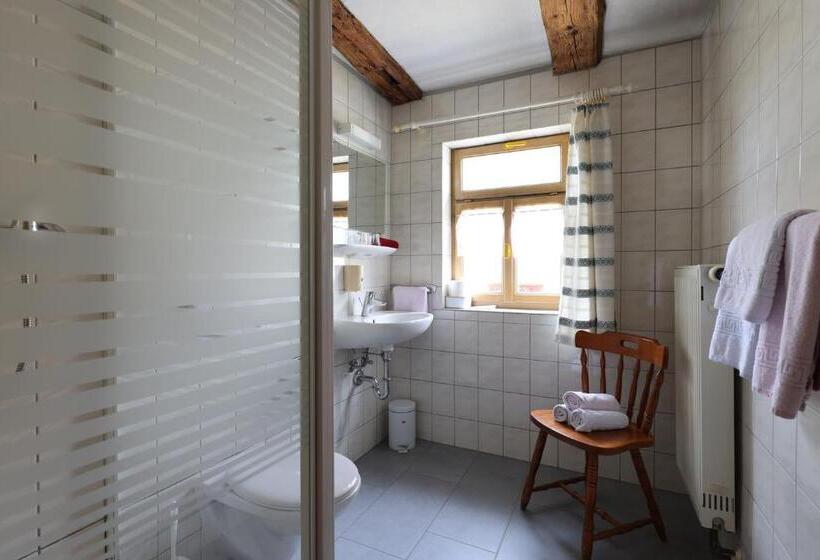 标准三人间, Gasthof Schiff