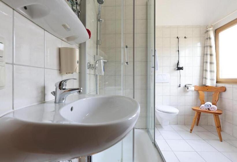 标准三人间, Gasthof Schiff