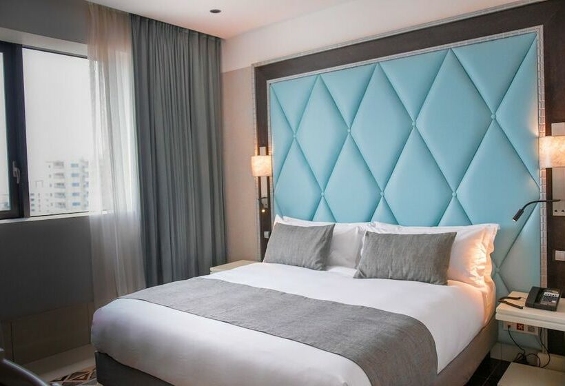 سوییت جونیور, Krystal Palace Douala