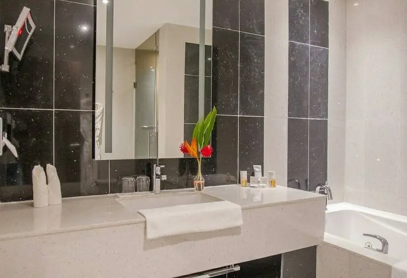 سوییت جونیور, Krystal Palace Douala
