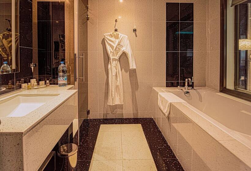 سوییت جونیور, Krystal Palace Douala