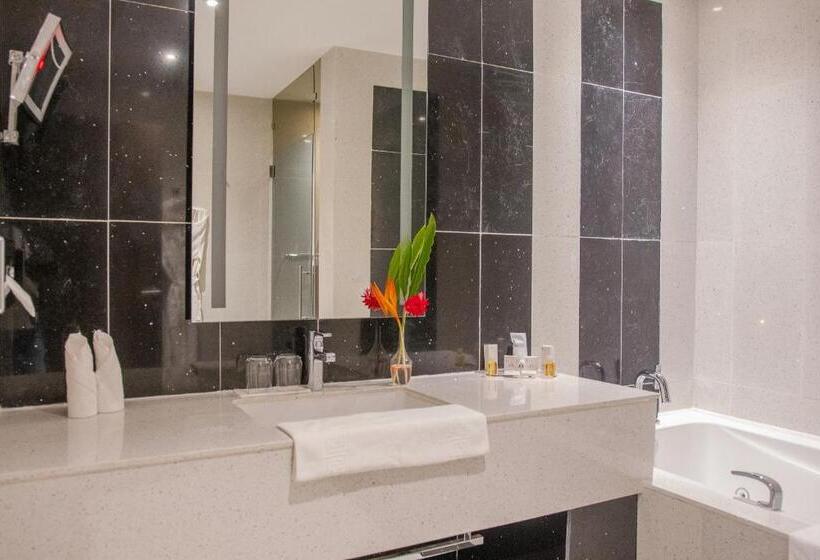 سوییت جونیور, Krystal Palace Douala