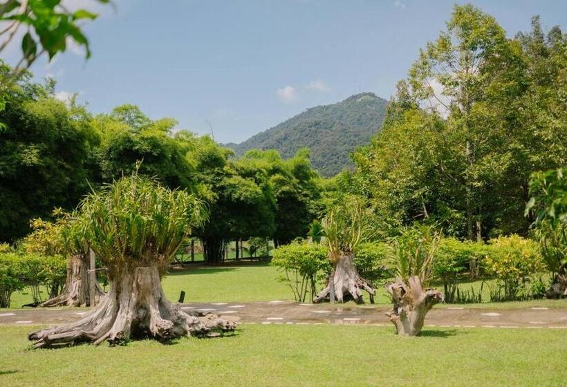 غرفة عائلية مطلّة علي الجبل, Singgahsana Villa