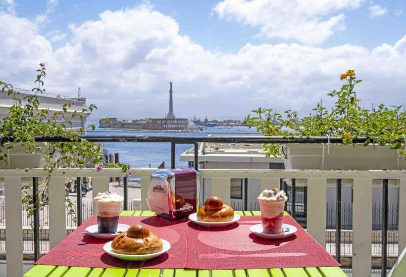 غرفة قياسية مطلّة علي البحر مزوَّدة بشُرفة, Miti Dello Stretto B&b