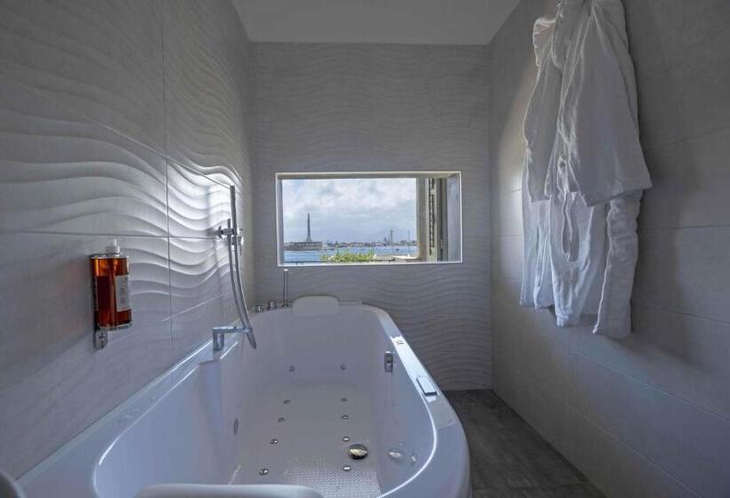 غرفة قياسية مطلّة علي البحر مزوَّدة بشُرفة, Miti Dello Stretto B&b