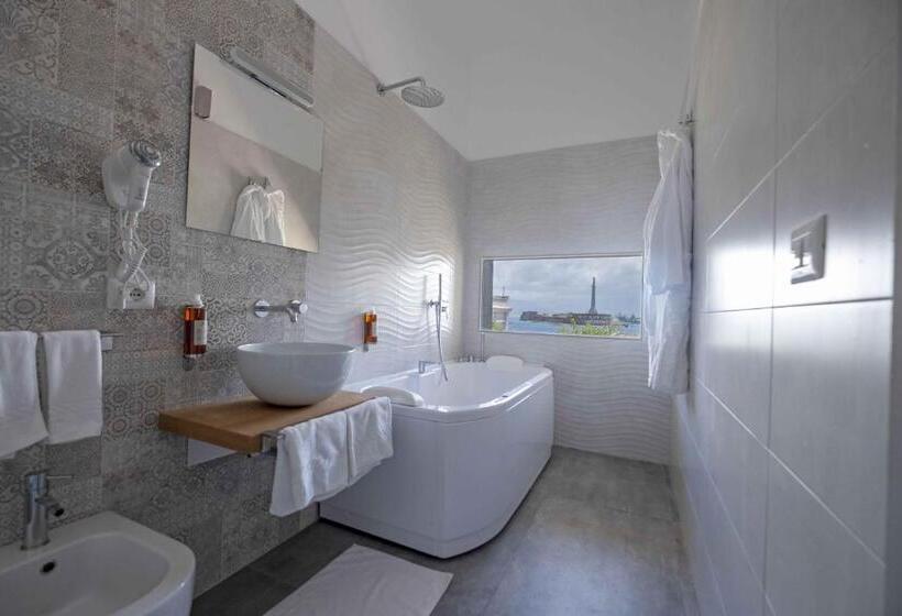 غرفة قياسية مطلّة علي البحر مزوَّدة بشُرفة, Miti Dello Stretto B&b