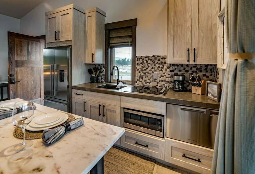 منزل غرفة نوم واحدة, Wilderness Club