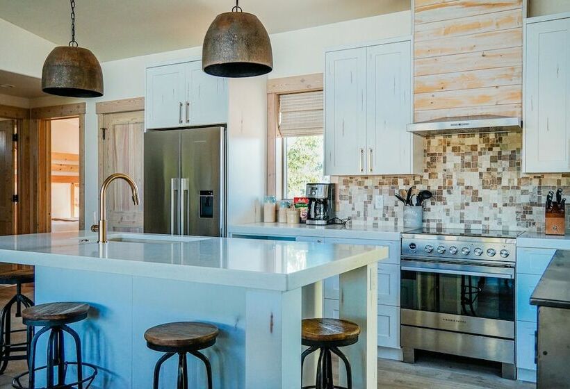 منزل غرفة نوم واحدة, Wilderness Club