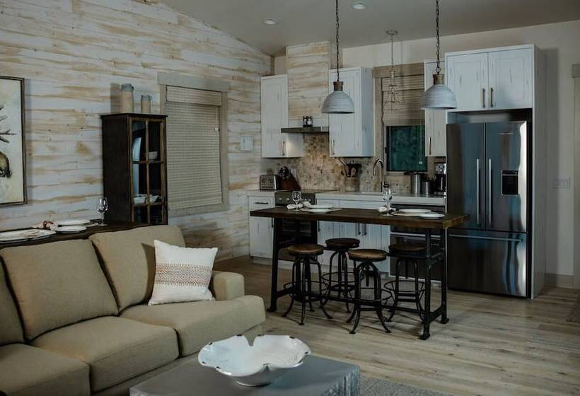 منزل غرفتين نوم, Wilderness Club