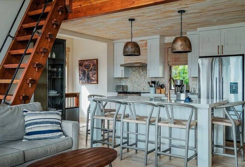 منزل غرفة نوم واحدة, Wilderness Club