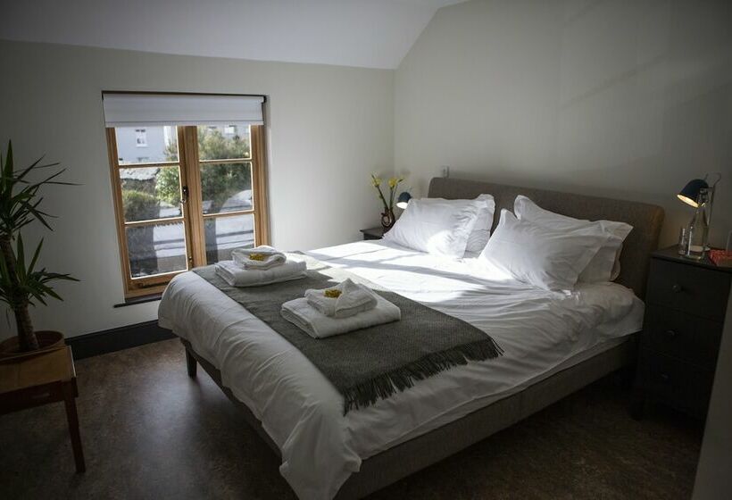 חדר פרמיום, The Leaping Salmon