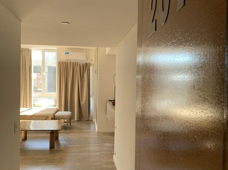 شقة إدارية غرفة واحدة, Lujan Homes