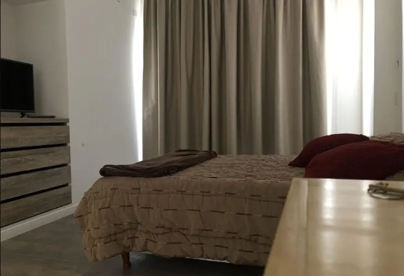 一ベッドルームエクゼクティブアパートメント, Lujan Homes