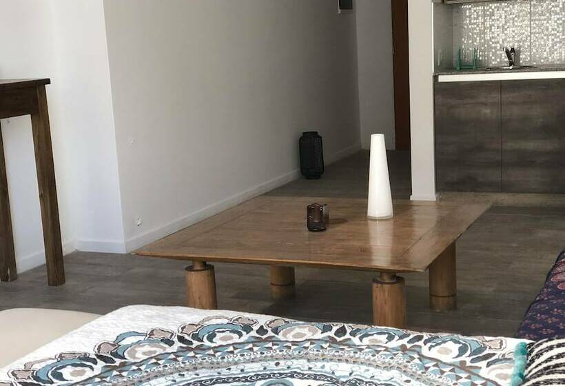 شقة إدارية غرفة واحدة, Lujan Homes