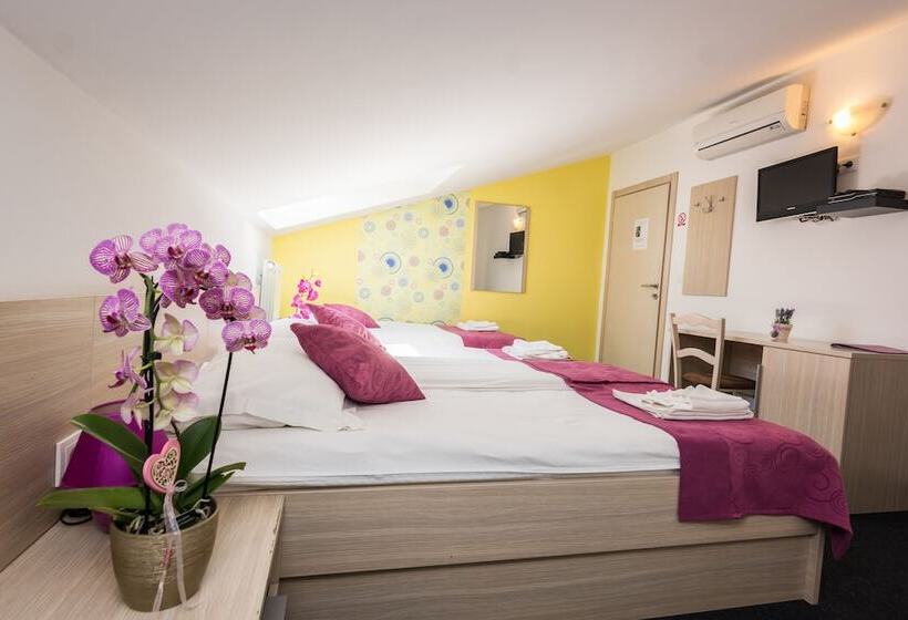 Habitaci�n Est�ndar Abuhardillada, Villa Sandi   Free Parking