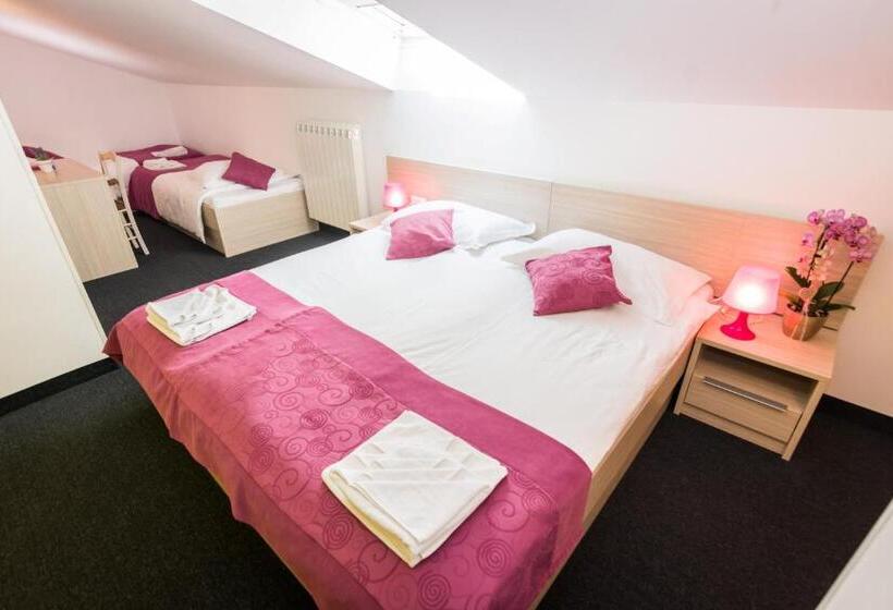 Habitaci�n Est�ndar Abuhardillada, Villa Sandi   Free Parking