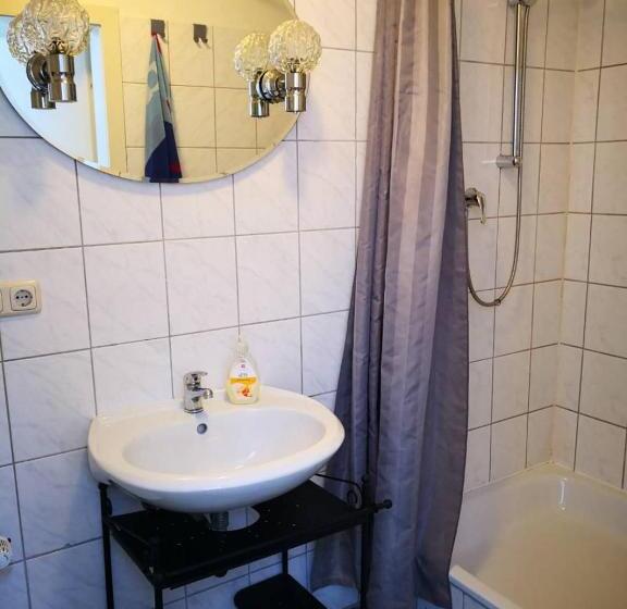 חדר משפחתי, Am Freihafen