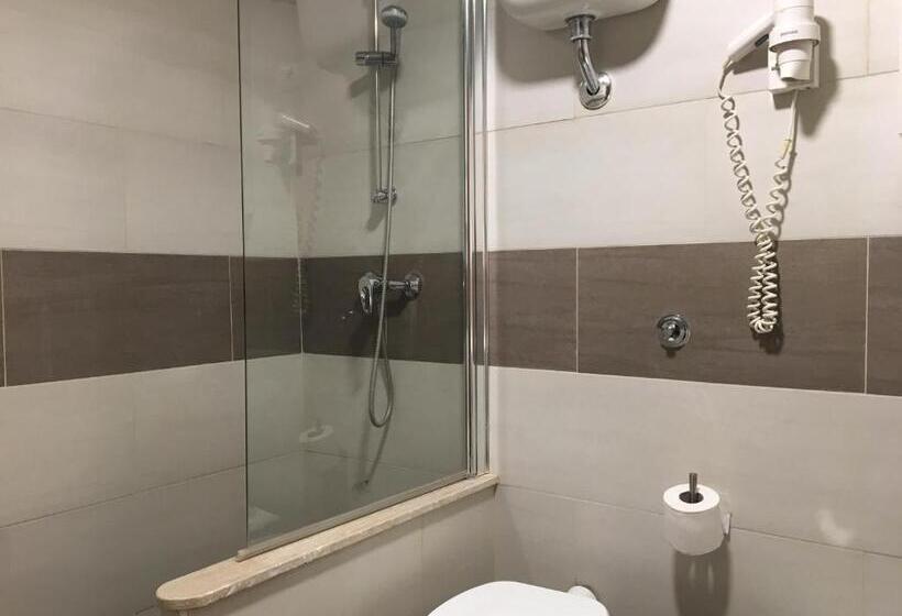 标准三人间, Corallo