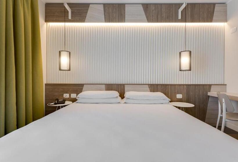 Полулюкс с Балконом, Europa