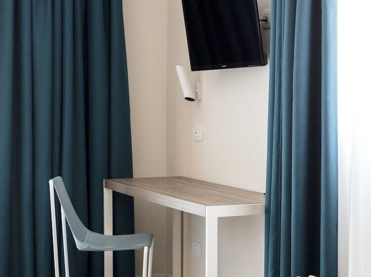 Студия Deluxe, Europa