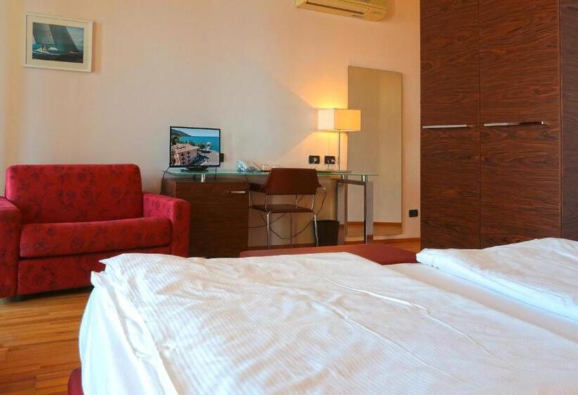 جناح جونيور مطل علي البحيرة, Lido