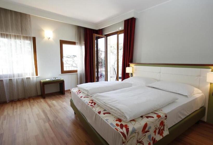 جناح جونيور مطل علي البحيرة, Lido