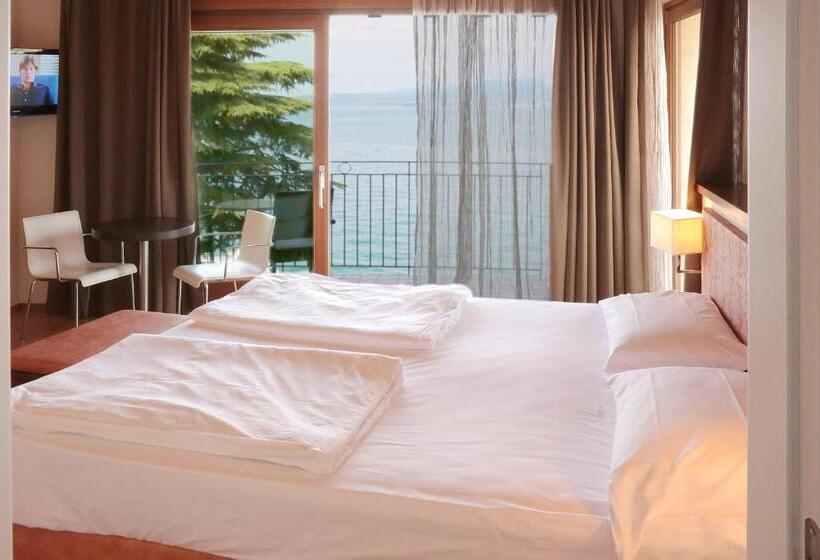 غرفة قياسية مطلّة علي البحيرة, Lido