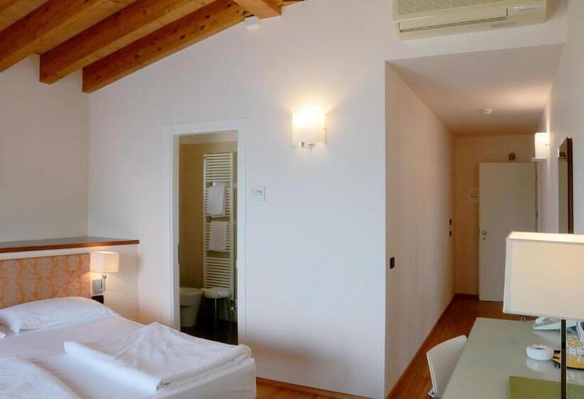 غرفة قياسية مطلّة علي البحيرة, Lido