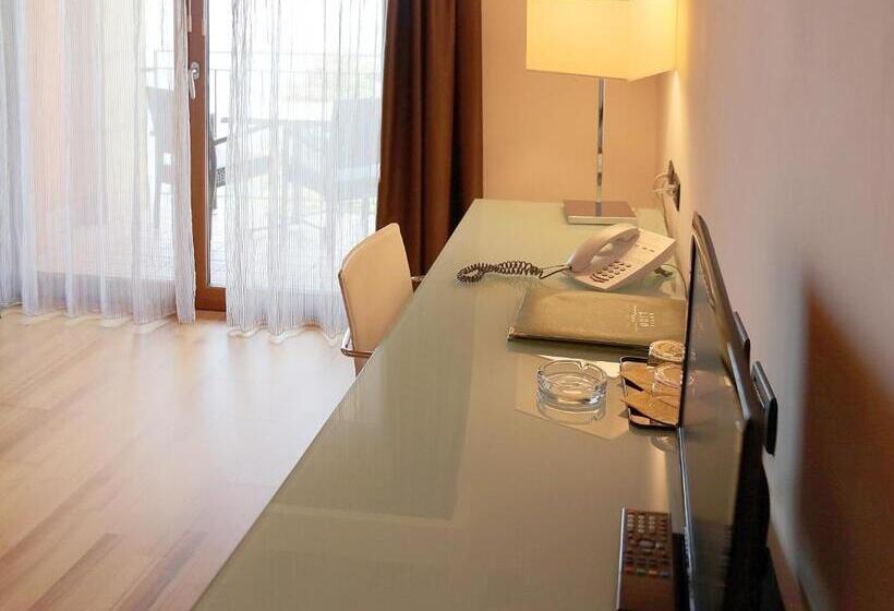 جناح جونيور مطل علي البحيرة, Lido