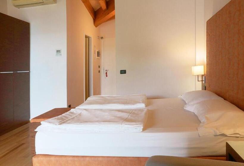 جناح جونيور مطل علي البحيرة, Lido