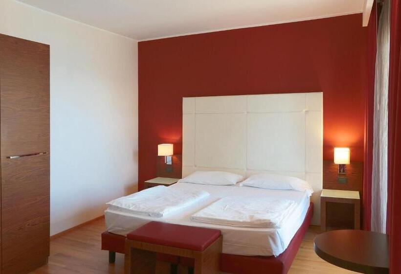 جناح جونيور مطل علي البحيرة, Lido