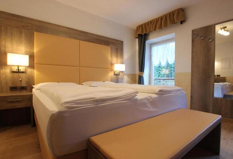 חדר סופריור לשלושה, Rosalpina