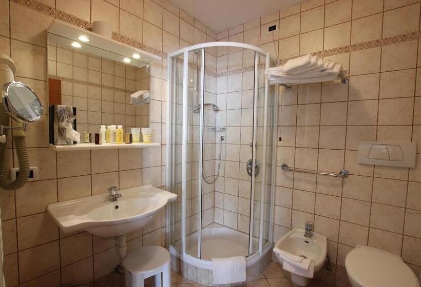 חדר סופריור לשלושה, Rosalpina